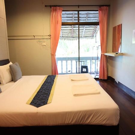 Marina Hut Guest House Koh Lanta Exterior photo